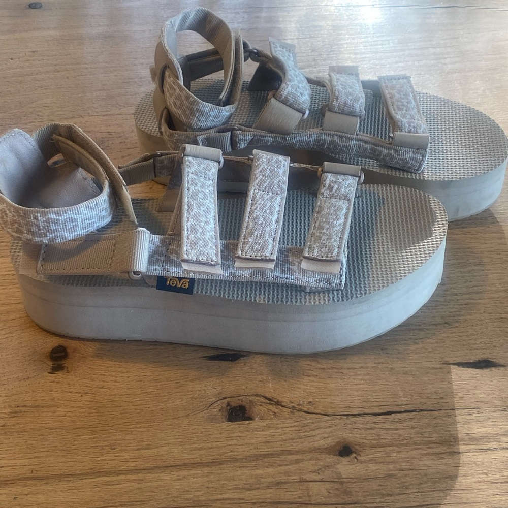Teva Light Brown Strappy Sandals women’s 9 Preloved - Picture 2 of 11